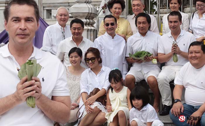 จอนนี่ แอนโฟเน่ เปิ้ล นาคร เข้าพิธีปลงผมนาคเตรียมบวชที่อินเดีย