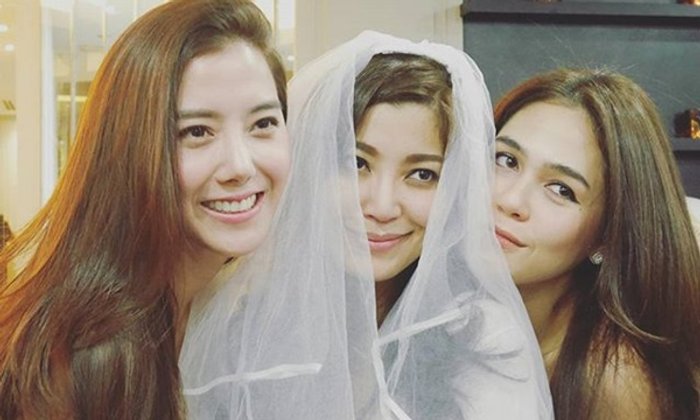 แก๊งน้ำแข็งใส รวมตัวสวยๆ จัดปาร์ตี้สละโสดเอมมี่ มรกต