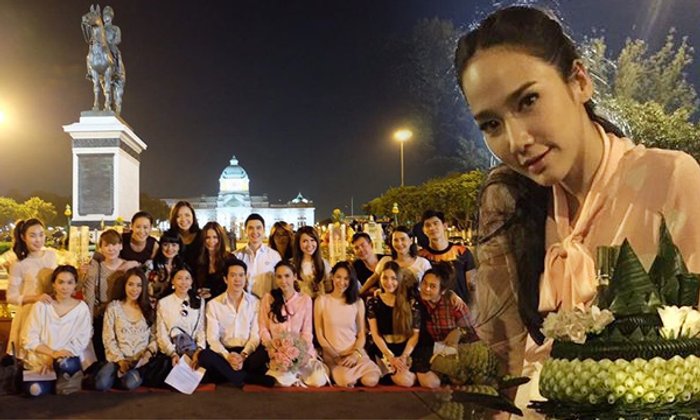 อั้ม พัชราภา ยกแก๊งเพื่อนไหว้พระบรมรูป ร.5 ขอพรให้ ปอ ทฤษฎี