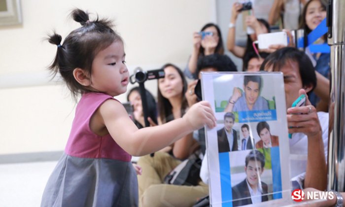 น้องมะลิ มาแล้ว ส่งเสียงเรียก "พ่อขา" ขอป้ายที่มีรูปพ่อไปกอด