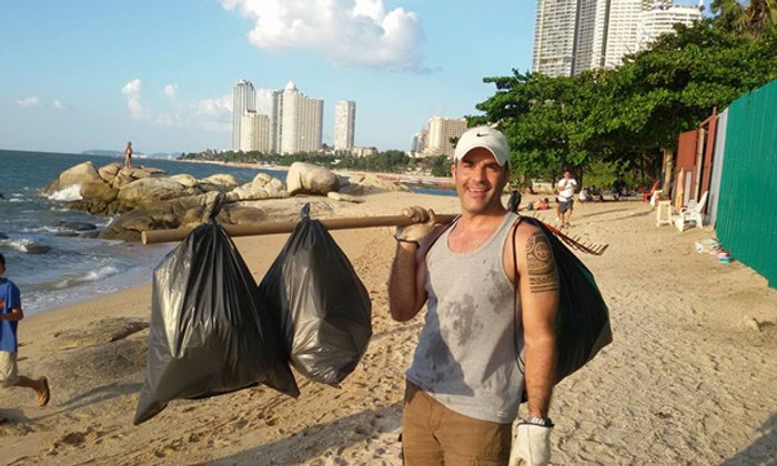 ชื่นชม หนุ่มออสซี่พักคอนโด เดินเก็บขยะริมหาดพัทยา