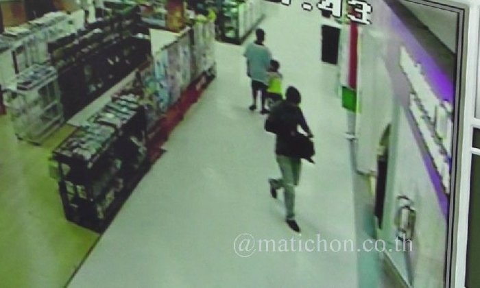 "ชายขาเป๋" บุกปล้นแบงค์กลางห้างดังเมืองพิจิตร กวาด 2 แสนลอยนวล ตร.เร่งไล่ล่า
