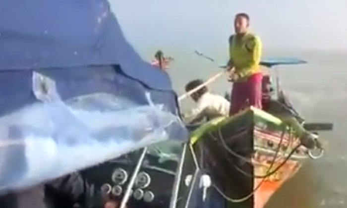 คลิประทึก! ชาวประมงอวนลากผิดกฎหมาย ล้อมเรือทำร้ายเจ้าหน้าที่