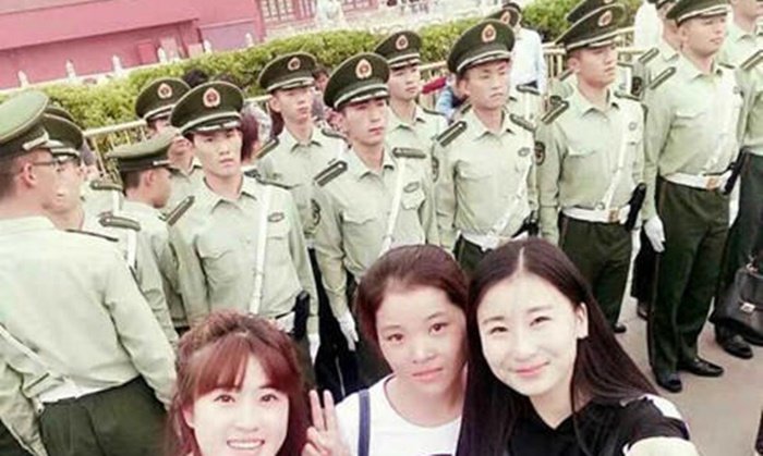 สาวจีนแห่เซลฟี่คู่เหล่าทหารหนุ่มหล่อ เฉลิมฉลองในวันชาติ