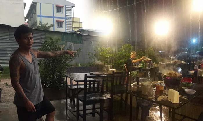 เปิดใจร้านหมูกระทะ ฝรั่งนั่งกินท่ามกลางฝนไม่สนใจใคร