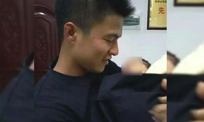 ชาวเน็ตจีนชื่นชม ตำรวจหนุ่มรับบทเป็นแม่นมดูแลเด็กน้อยถูกทิ้ง
