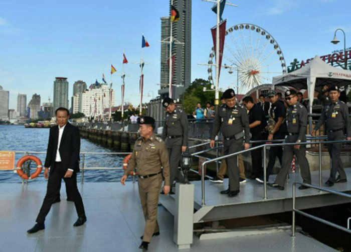 ผบ.ตร.ปล่อยแถวคริสต์มาสปีใหม่เอเชียทีค