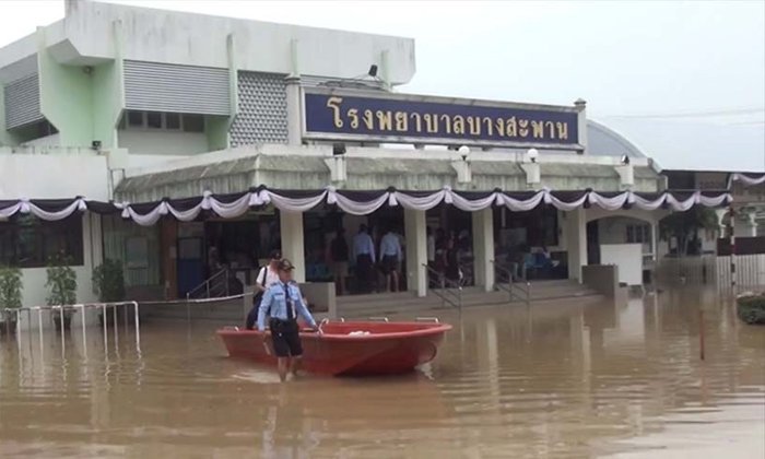 วิกฤตต่อเนื่อง! รพ.บางสะพานใช้เรือย้ายคนไข้กว่า 100 คน ไปรักษา รพ.ประจวบฯ หลังน้ำท่วมหนัก