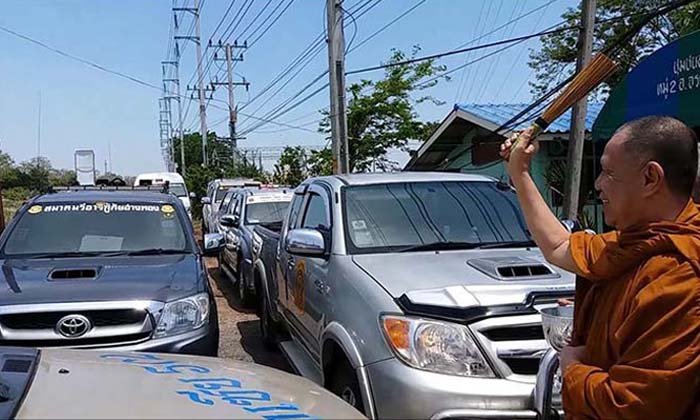กู้ภัยทำบุญใหญ่ ให้พระประพรมน้ำมนต์รถ หลังเจอผีหลอกขณะช่วยคนเจ็บ