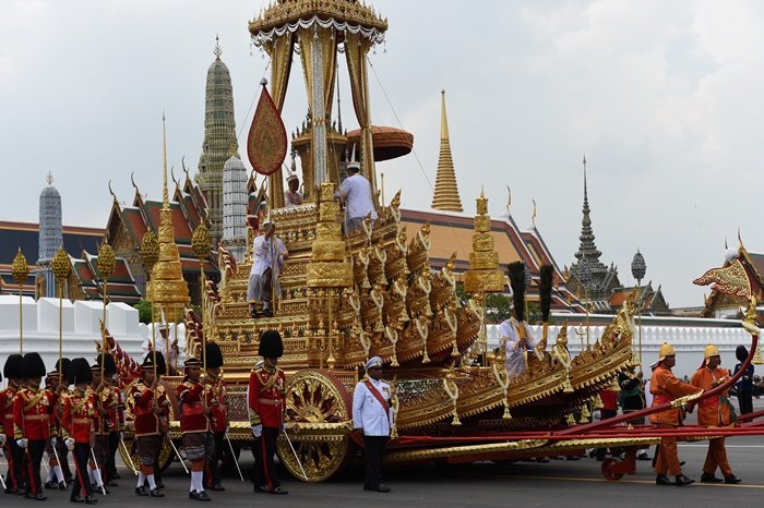 เจ้าพนักงานภูษามาลาประคองพระบรมโกศซึ่งประดิษฐานในบุษบกพระมหาพิชัยราชรถ