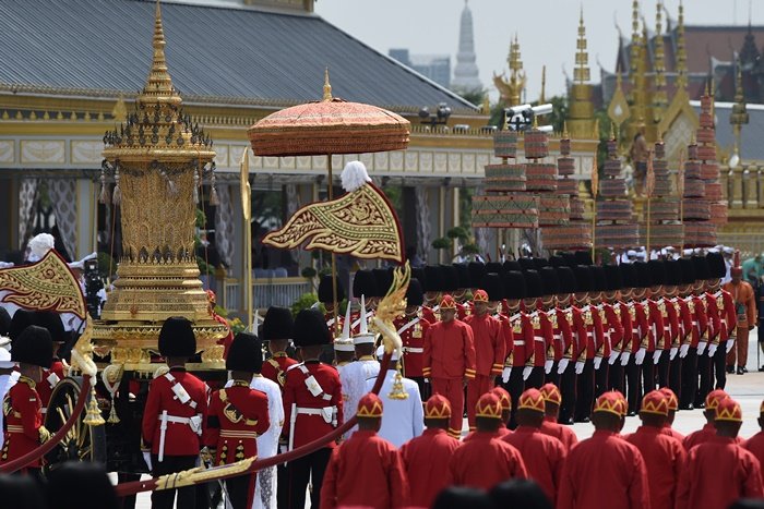 ริ้วขบวนอัญเชิญพระบรมโกศลงจากพระมหาพิชัยราชรถไปประดิษฐานเหนือราชรถปืนใหญ่เพื่อเตรียมเวียนพระเมรุมาศ