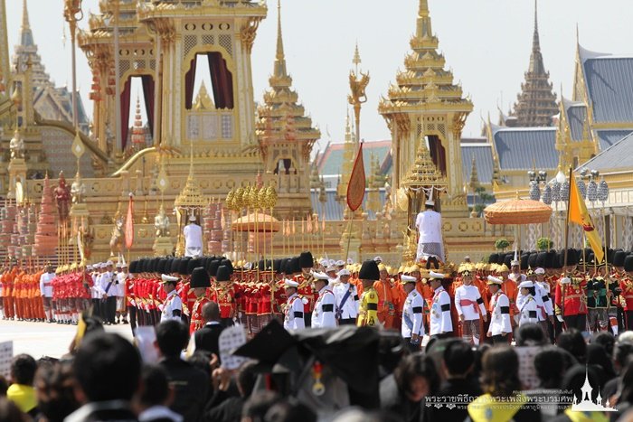 รศ. นพ. ประดิษฐ์ ปัญจวีณิน และ ศ. นพ. ประสิทธิ์ วัฒนาภา เจ้าพนักงานภูษามาลา ประคองพระบรมอัฐิและพระบรมราชสรีรางคารบนพระที่นั่งราเชนทรยาน และพระที่นั่งราเชนทรยานน้อย