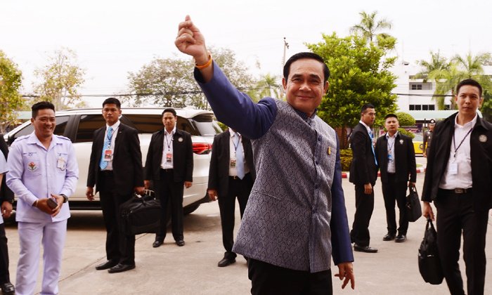 บิ๊กตู่ อารมณ์ดีหลังประชุม เปิดปานามาแดนซ์ ให้นักศึกษาสอนเต้นท่างู