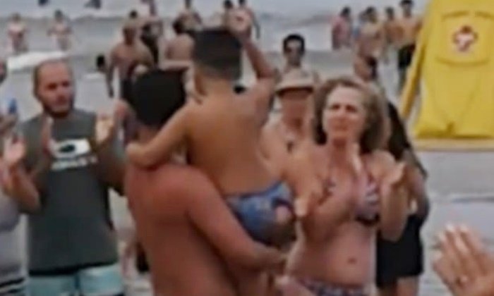 มันดีต่อใจ ฝูงชนปรบมือดังสนั่น ช่วยเด็กชายพลัดหลงตามหาแม่