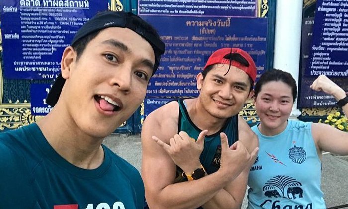 กอล์ฟ อนุวัฒน์ ดาราช่อง 7 โผล่เซลฟีหน้าบ้านป้าทุบรถ ชาวเน็ตติงไม่เหมาะ