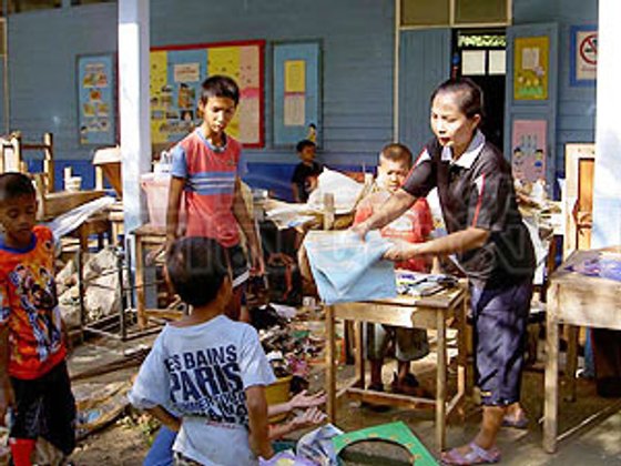เร่งทำความสะอาดโรงเรียนหลังน้ำลด