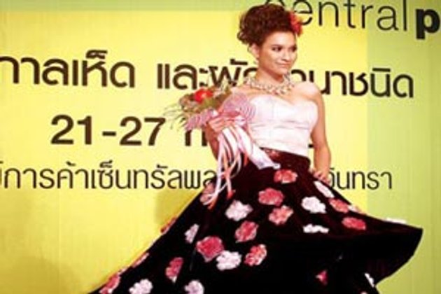 หยาด ขำข่าว อ๋อม เกาะดังยิ้มลอยกระทงกับ เอส