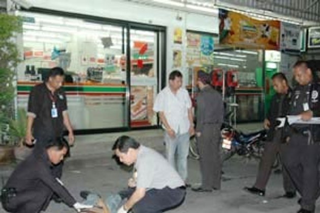 โจ๋เขม่นรุมตีหนุ่มใหญ่ช่างซ่อมจยย.ดับ