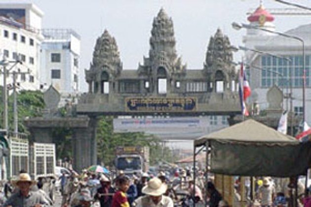 รมว.พาณิชย์ยันไม่ปิดด่านชายแดนไทย-กัมพูชา