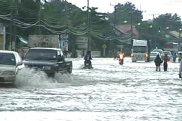 ฝนตกหนัก น้ำท่วมขยายวงกว้าง ผู้ว่าฯ เร่งสร้างแนวกันคลื่น