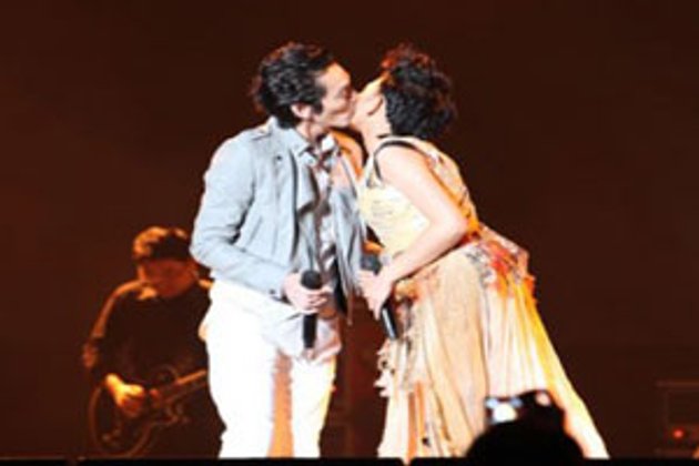 ดา เขิน ถูก ปู จูจุ๊บกลางเวทีคอนเสิร์ต