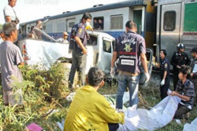 รถไฟสายใต้พุ่งชนรถกระบะดับ3ศพ