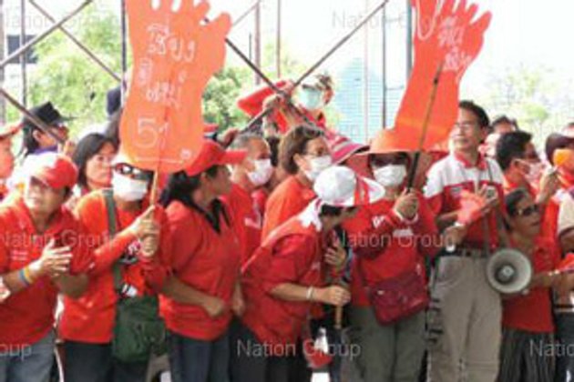 ม็อบแดงเชียงใหม่ยังไม่หยุด ชุมนุม-ปราศรัย โชว์พลังต้าน มาร์ค โวย ตร.จัดฉาก ป้ายสีบึ้มโยงประทุษร้าย