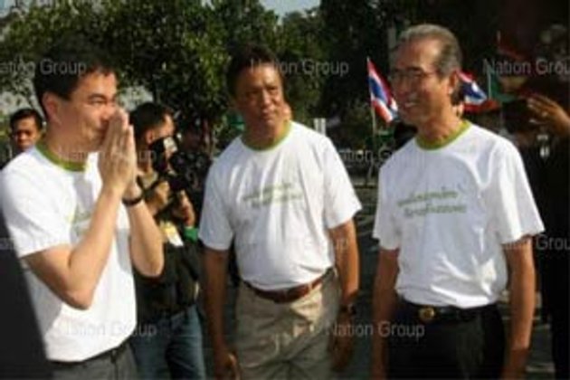 พท.เมิน อภิสิทธิ์ ง้อแก้ รธน.แล้วยุบสภา!
