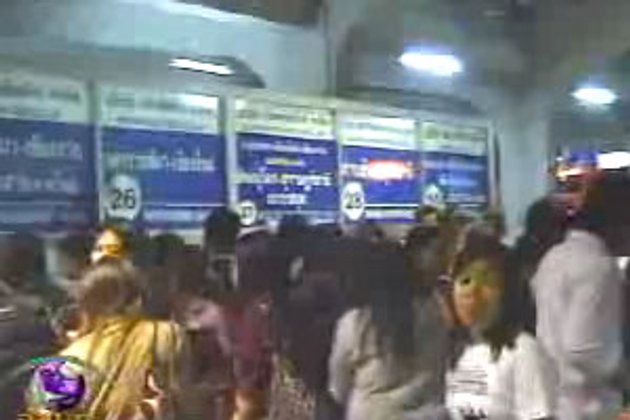 คนแห่กลับบ้านแน่นขนส่งพิษณุโลก