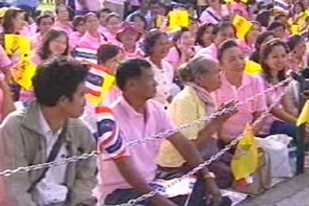 ประชาชนรอรับเสด็จพระบาทสมเด็จพระเจ้าอยู่หัว แน่น รพ.ศิริราช