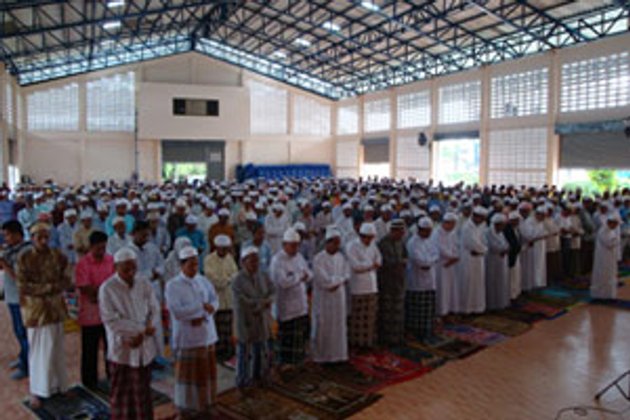 พลังมวลชนนราฯ นับพันคนร่วมคัดค้านผู้ก่อเหตุรุนแรง