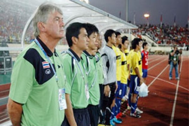 บอลไทยชายสั่งห้ามเดินสาย ดึง โค้ชหรั่ง แทน สตีฟ