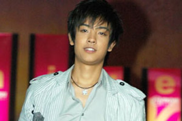 บอล วิทวัส ปัดควงสาวเดินห้าง
