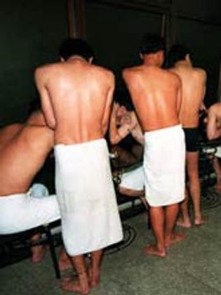 ตร.ภ.4 เร่งสอบขยายผลรวบเกย์กลุ่ม เอ็มบรีด ใช้บริการเด็ก นร.