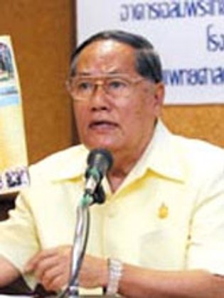 กระสุนปืนลูกหลงตกใส่บ้านองคมนตรีอำพล เสนาณรงค์เฉียดเตียงนอน