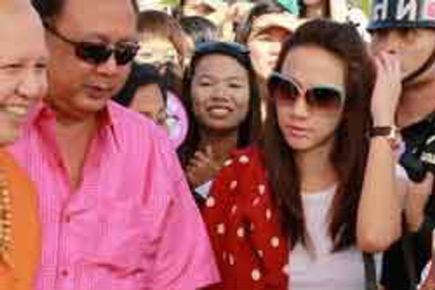สวยแถมใจบุญ "อั้ม"นำทีมทอดกฐิน ณ วัดห้วยปลากั้ง