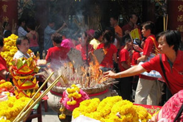 ท้องถิ่นพาเที่ยว-เทศบาลเมืองโอ่งจัด ตรุษจีน