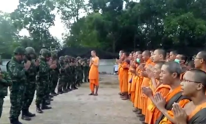 เสียงสวดมนต์กระหึ่ม! ทหารเผชิญหน้าพระวัดพระธรรมกาย หน้าอาคารบุญรักษา