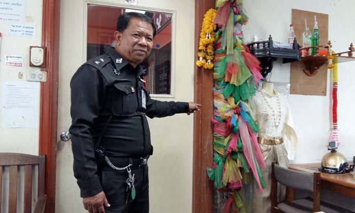 ชาวบ้านยังแห่ มาขอหวยเสาต้นตะเคียนอายุเกือบร้อยปี ที่สน.บางโพ