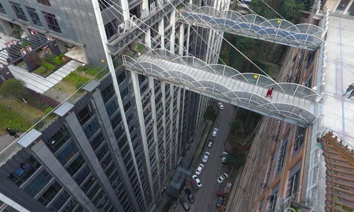 กล้าเดินไหม? จีนสร้างสะพานเชื่อมตึกให้คนข้าม สูงลิ่ว 68.5 เมตร