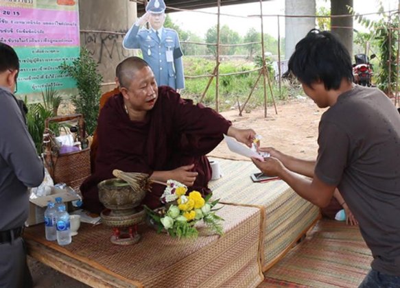 ตร.ขอนแก่นนิมนต์หลวงปู่ยิ้มให้พรหวังลดอุบัติเหตุ