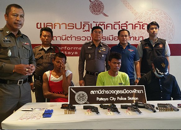 ตร.พัทยารวบ7ผตห.ยึดปืนยาเสพติด