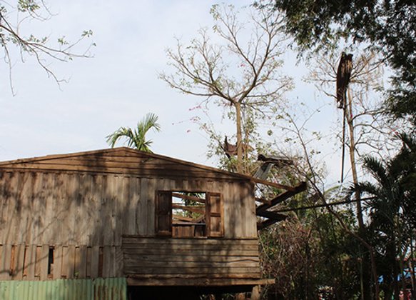 ชาวโคราชเร่งซ่อมบ้านถูกพายุถล่มกว่า130หลัง