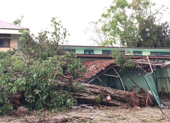 พายุถล่มจ.ศรีสะเกษบ้านเรือนพัง-ผวจ.เร่งช่วย