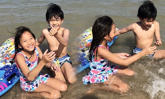 น่าเอ็นดู! หน่อย บุษกร ตุ๊ก ชนกวนันท์ พาลูกๆ เที่ยวทะเลด้วยกัน