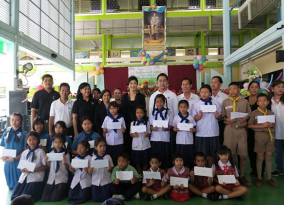 ยิ่งลักษณ์มอบทุนการศึกษาร.ร.คลองลำเจียก