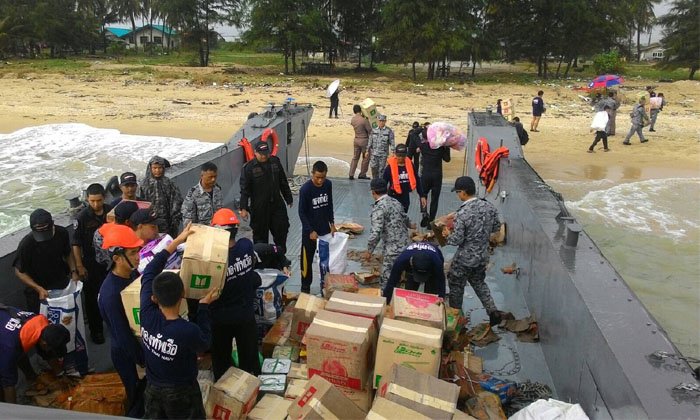 ทร.จัดเรือหลวงฯ ลำเลียงสิ่งของ ช่วยชาวบ้านประสบอุทกภัยในพื้นที่ภาคใต้