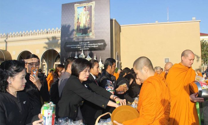 ข้าราชการสำนักนายกฯ ร่วมพิธีทำบุญตักบาตร สตมวารถวายเป็นพระราชกุศล
