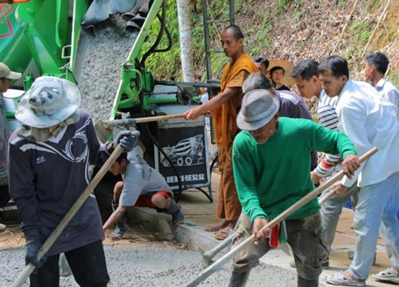 พระ-ชาวบ้านอ.ตะกั่วทุ่ง ร่วมใจทำถนนไม่รอพึ่งรัฐ