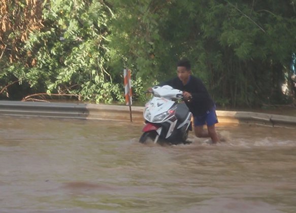 ฝนถล่มขอนแก่นทั้งวันท่วมบ้านกว่า200หลัง